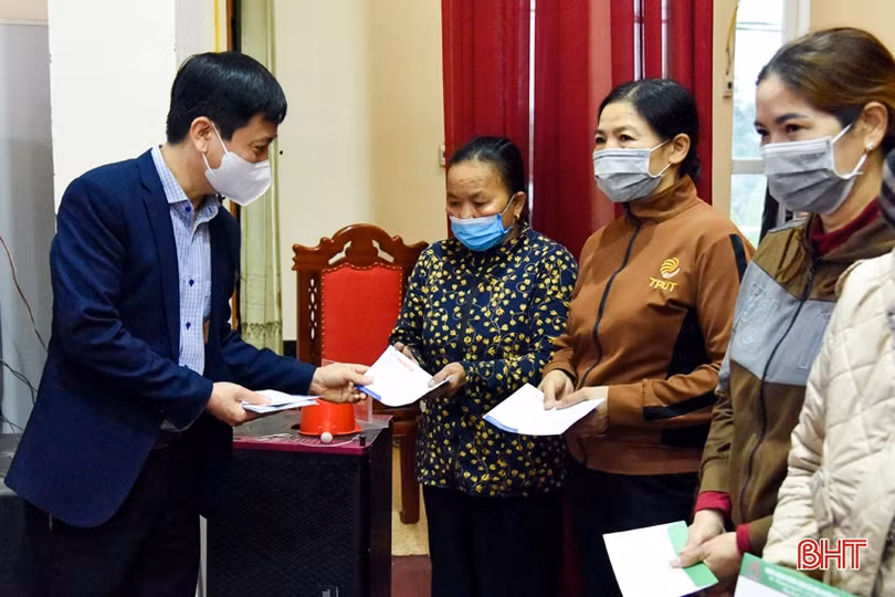 Báo Hà Tĩnh trao 60 suất quà tết cho hộ nghèo, gia đình khó khăn Kỳ Đồng