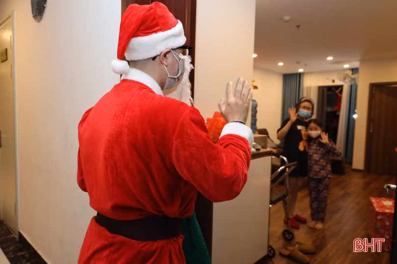 Sắp đến Noel, dịch vụ tặng quà lại nhộn nhịp