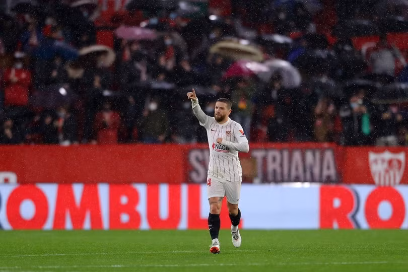 Barcelona hòa Sevilla dù được chơi hơn người