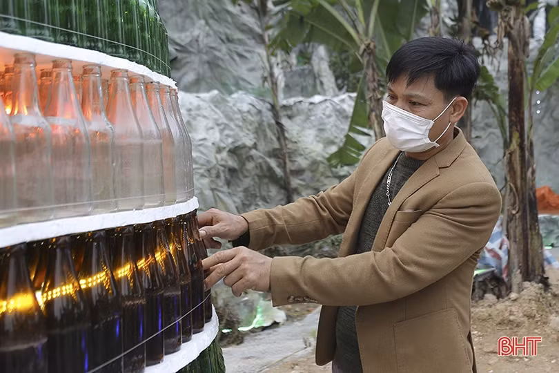 Độc đáo cây thông Noel làm từ 15.000 vỏ chai bia ở Hà Tĩnh