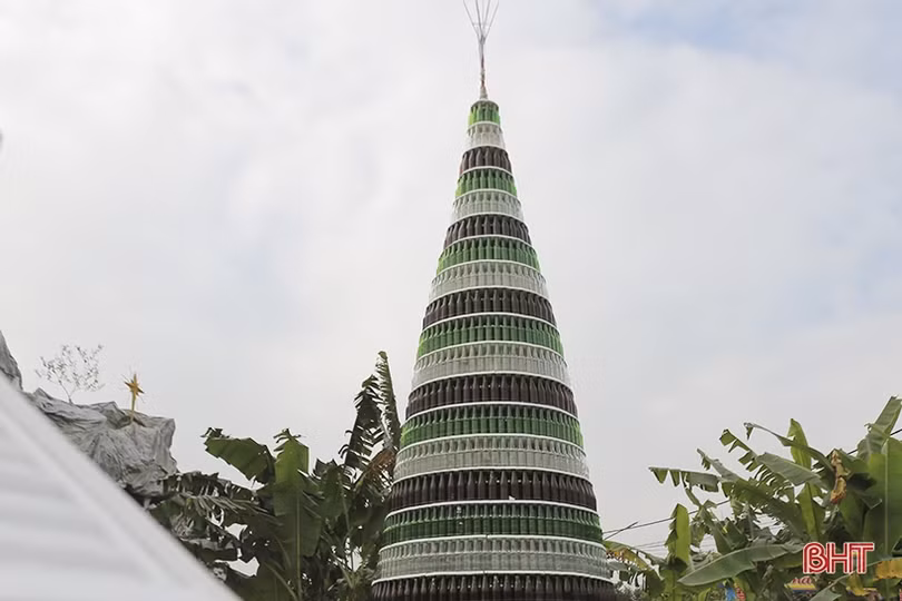Độc đáo cây thông Noel làm từ 15.000 vỏ chai bia ở Hà Tĩnh