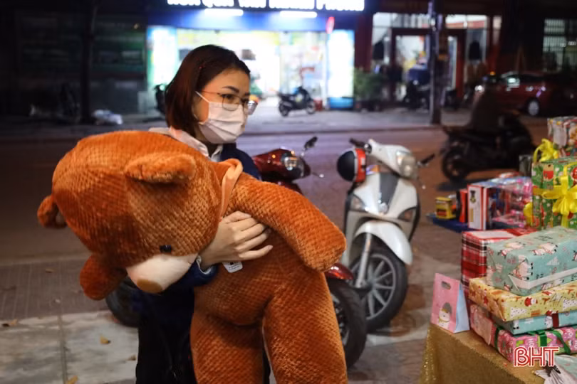Sắp đến Noel, dịch vụ tặng quà lại nhộn nhịp