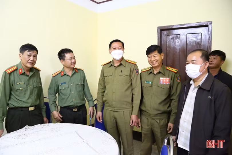 Hà Tĩnh bàn giao trụ sở công an các bản giáp biên giới Việt - Lào