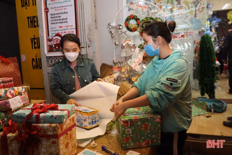Sắp đến Noel, dịch vụ tặng quà lại nhộn nhịp