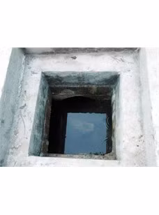 Hố sâu không che chắn... hoặc chỉ che chắn được một nửa... rất nguy hiếm cho mọi người