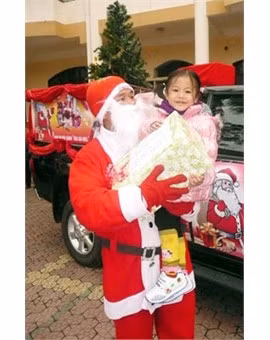 Niềm vui của cháu nhỏ ở trường mầm non Nam Hà (TP Hà Tĩnh) được nhận quà của ông già noel