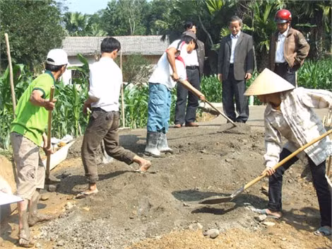 Với phương châm "Nhà nước và nhân dân cùng làm", quý 3-2009, xã miền núi Sơn Lâm (Hương Sơn) làm được 11km đường bê tông liên thôn, liên gia - Ảnh: V.H.