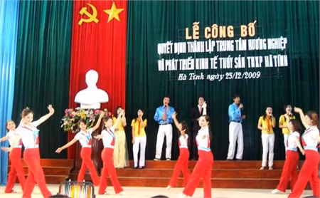 Văn nghệ chào mừng lễ ra mắt Trung tâm