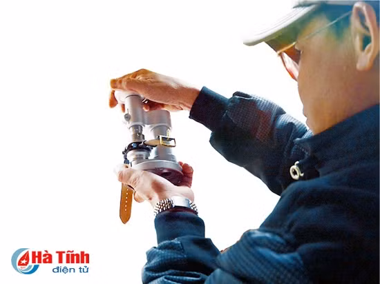 Giờ, nghề sửa chữa đồng hồ không mang lại thu nhập cao so với những nghề đòi hỏi công sức, trí tuệ tương tự, nhưng những người thợ như ông Quýnh vẫn cần mẫn, chịu khó, từng ngày “sửa thời gian”.