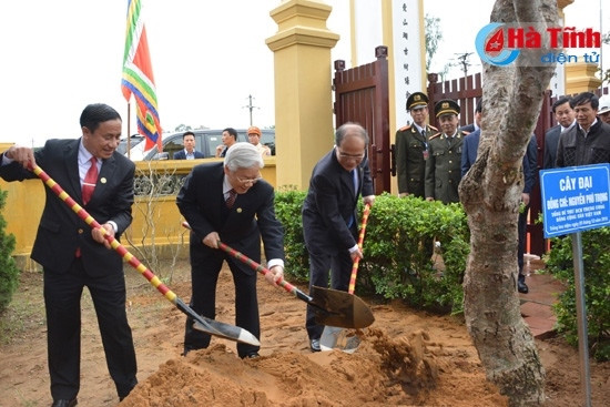 Tổng Bí thư Nguyễn Phú Trọng, Chủ tịch Quốc hội Nguyễn Sinh Hùng và Bí thư Tỉnh ủy - Chủ tịch UBND tỉnh Lê Đình Sơn Tổng Bí thư Nguyễn Phú Trọng, Chủ tịch Quốc hội Nguyễn Sinh Hùng và Bí thư Tỉnh ủy - Chủ tịch UBND tỉnh Lê Đình Sơn