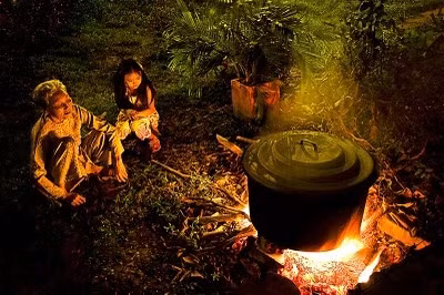 Bên nồi bánh chưng xanh. Ảnh: internet