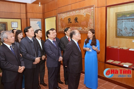 Chủ tịch Quốc hội Nguyễn Sinh Hùng cùng lãnh đạo trung ương, tỉnh Hà Tĩnh tham quan và nghe giới thiệu các hiện vật trong Khu lưu niệm Nguyễn Du
