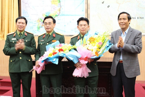 Bàn giao chức danh Chỉ huy trưởng Bộ chỉ huy Quân sự Hà Tĩnh ảnh 1