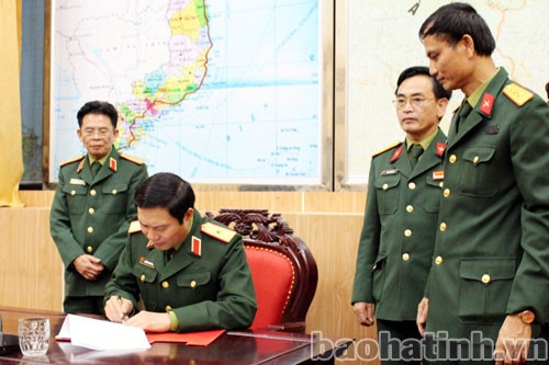 Bàn giao chức danh Chỉ huy trưởng Bộ chỉ huy Quân sự Hà Tĩnh ảnh 2