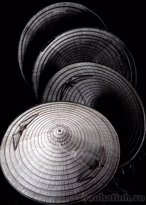 Để làm được những chiếc nón lá đẹp, bền là cả một nghệ thuật đòi hỏi người làm cần có sự tỉ mỉ, công phu. Tuy làm vất vả với nhiều công đoạn mới ra được một sản phẩm hoàn chỉnh nhưng sản phẩm lại được bán với giá rẻ. Hiện nay, một chiếc nón lá thường được bán từ 20-50 nghìn đồng, loại nón đẹp nhất cũng chỉ được bán với giá 60-80 nghìn đồng.