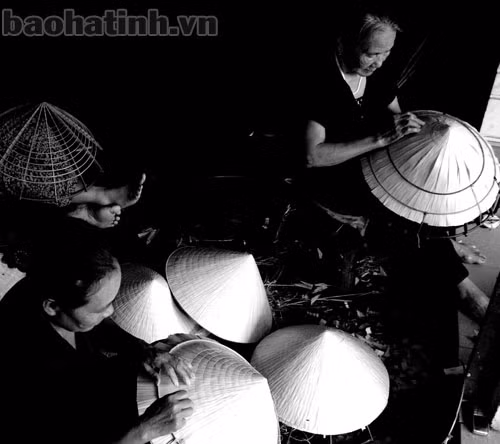 Thời gian trước, làng Phù Việt làm nón rất nhiều. Có xóm, cả nhà đều làm nón. Trẻ em không làm được công đoạn khó thì vuốt lá giúp bố mẹ. Giờ đây, do thị trường tiêu thụ khó khăn, người dân bỏ nghề chuyển sang làm công nhân, thợ nề… nên làng nghề chỉ còn tồn tại nhỏ lẻ trong một số gia đình.