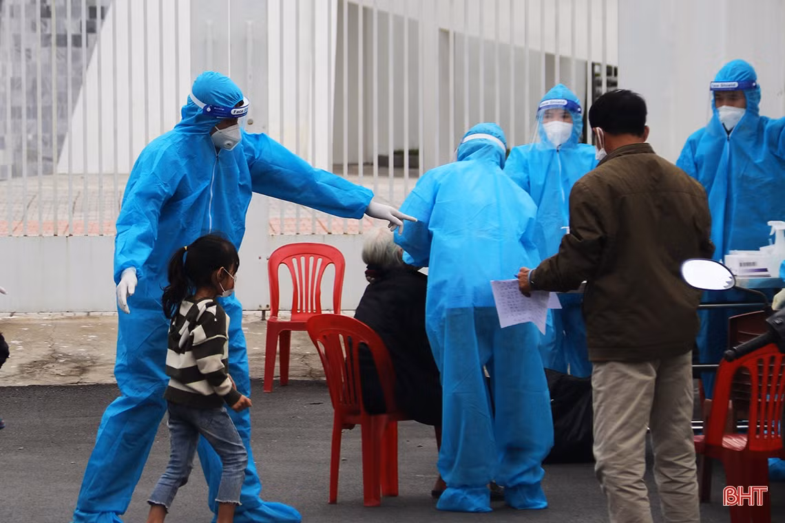 Theo chân tổ truy vết, lấy mẫu test nhanh COVID-19 trong vùng phong tỏa ở TX Kỳ Anh