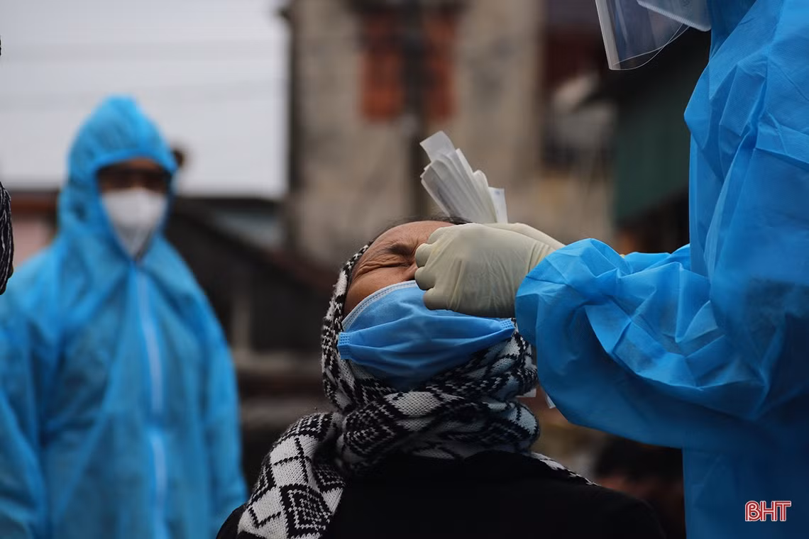 Theo chân tổ truy vết, lấy mẫu test nhanh COVID-19 trong vùng phong tỏa ở TX Kỳ Anh