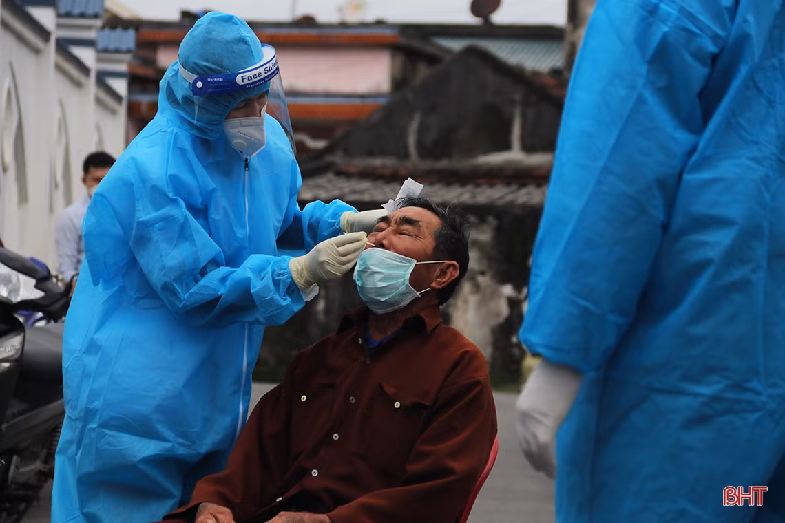 Theo chân tổ truy vết, lấy mẫu test nhanh COVID-19 trong vùng phong tỏa ở TX Kỳ Anh