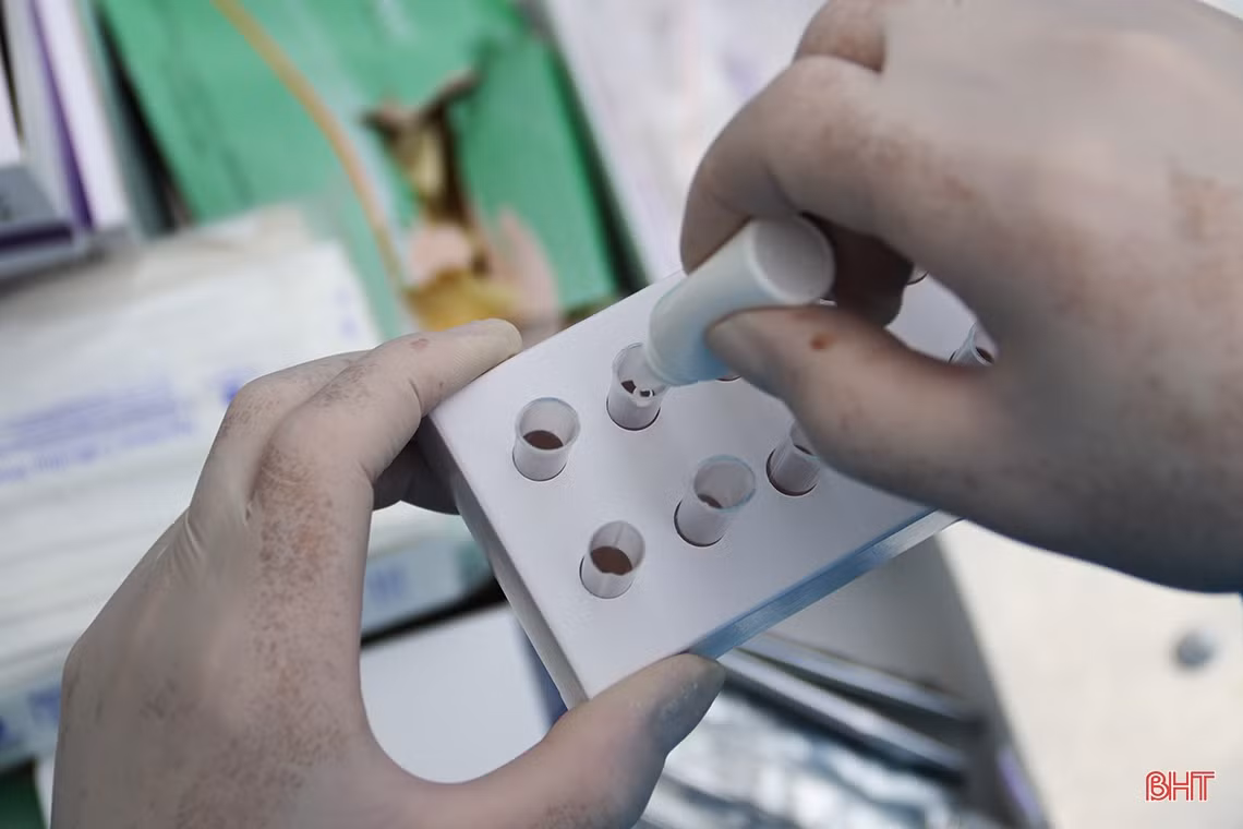 Theo chân tổ truy vết, lấy mẫu test nhanh COVID-19 trong vùng phong tỏa ở TX Kỳ Anh