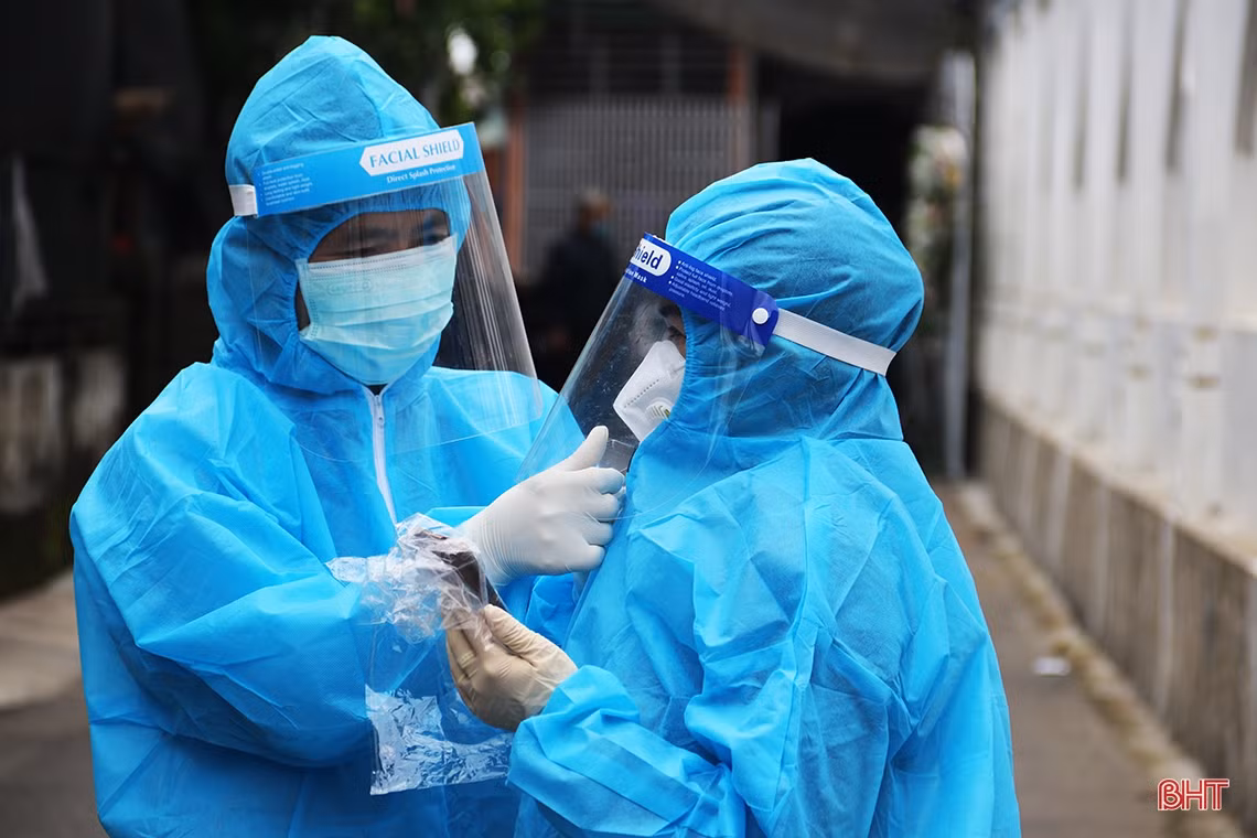 Theo chân tổ truy vết, lấy mẫu test nhanh COVID-19 trong vùng phong tỏa ở TX Kỳ Anh