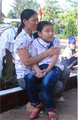 Hoài Chi trong vòng tay của người mẹ gầy gò khắc khổ vì lo cho con Hoài Chi trong vòng tay của người mẹ gầy gò khắc khổ vì lo cho con