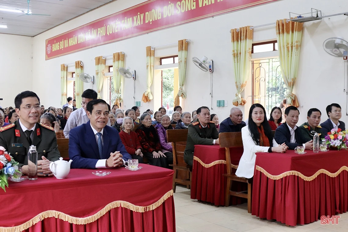 Nhiều phần quà ý nghĩa đến với người nghèo, gia đình chính sách