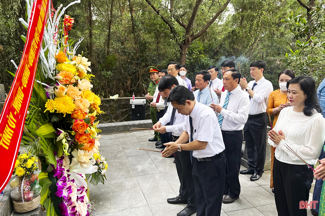 Lãnh đạo tỉnh Hà Tĩnh dâng hương tưởng niệm 175 năm ngày sinh Đình nguyên Tiến sỹ Phan Đình Phùng