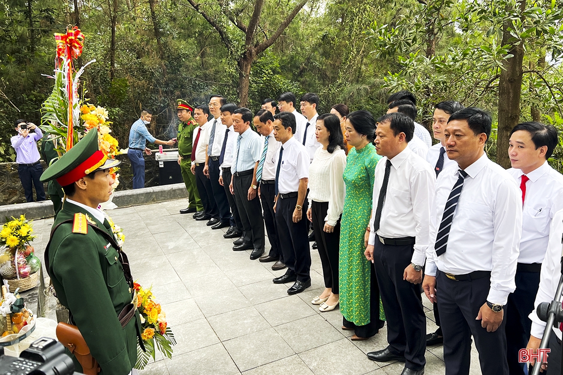 Lãnh đạo tỉnh Hà Tĩnh dâng hương tưởng niệm 175 năm ngày sinh Đình nguyên Tiến sỹ Phan Đình Phùng