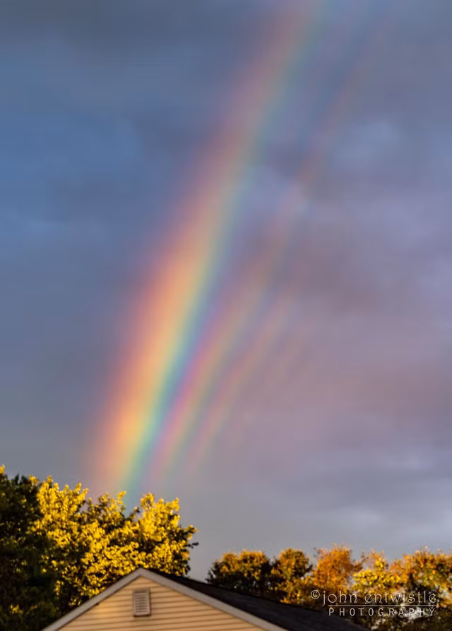 Độc lạ: Khoảnh khắc cầu vồng cực hiếm xuất hiện trên bầu trời