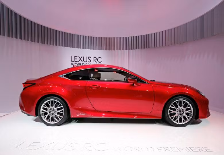 VinFast trông ra sao bên các hãng xe lớn tại Paris Motor Show