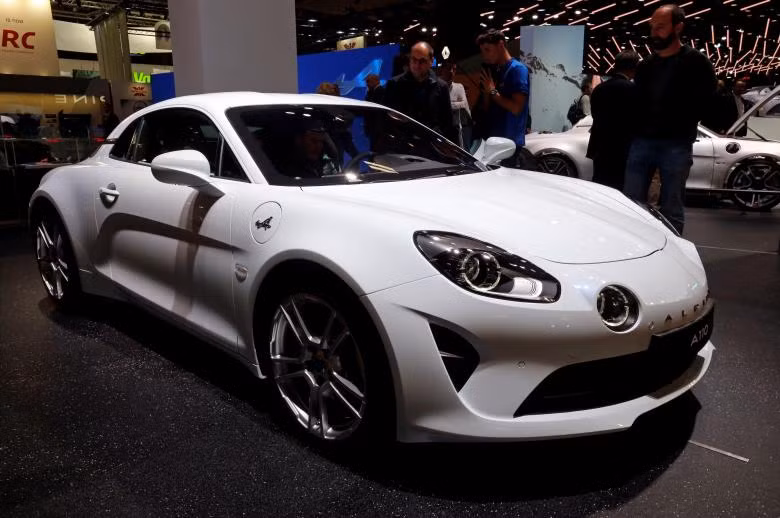 VinFast trông ra sao bên các hãng xe lớn tại Paris Motor Show