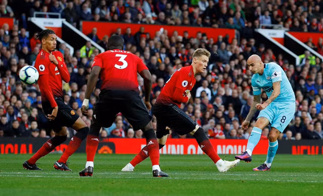 M.U 3-2 Newcastle: Ngược dòng không tưởng