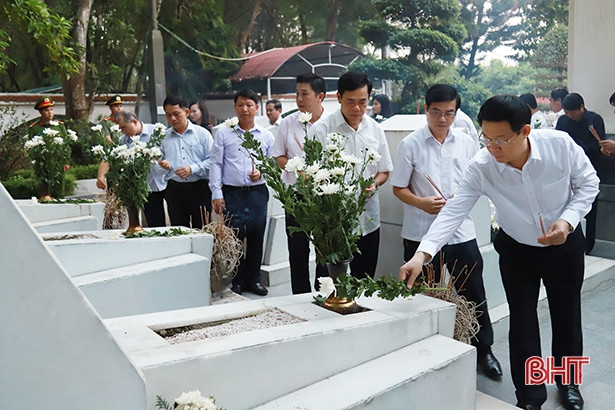 Phó Thủ tướng Vương Đình Huệ dâng hương tại Khu di tích Ngã ba Đồng Lộc