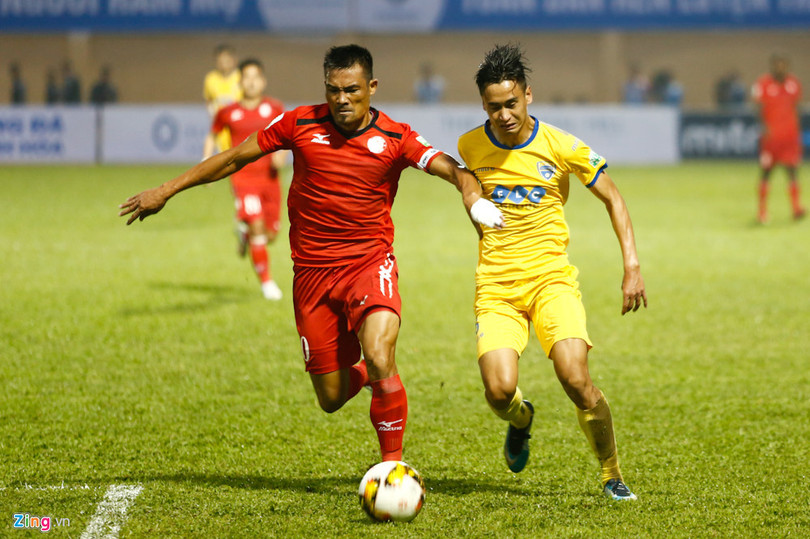 Chưa từng khoác áo SLNA nhưng Trương Đình Luật (áo đỏ) cũng là một cầu thủ quê gốc Nghệ An. Trưởng thành từ đội bóng Quân khu 4, Đình Luật là một trong những trung vệ chất lượng nhất bóng đá Việt Nam nhiều năm qua. Anh cũng đá chính ở Bình Dương trong giai đoạn đỉnh cao sự nghiệp và đang là đội trưởng CLB TP.HCM. Công Phượng, Phi Sơn và đội hình sao gốc Nghệ khuynh đảo V.League