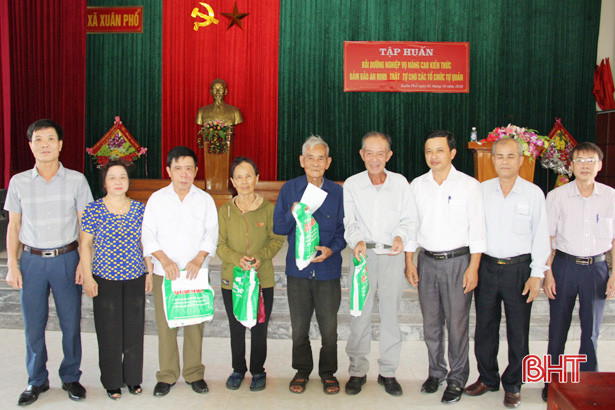 Nhiều phần quà đến với người cao tuổi Nghi Xuân