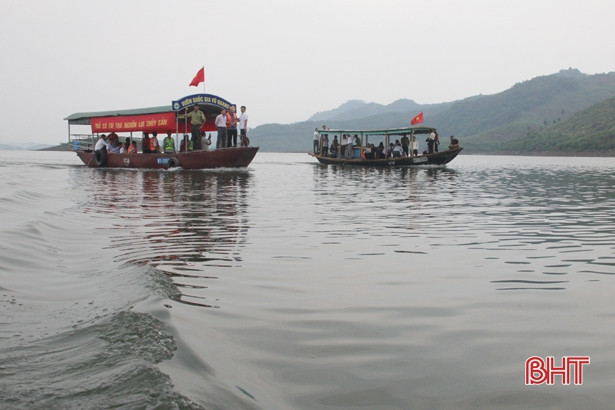 Phóng sinh hơn 1 tấn cá xuống hồ Ngàn Trươi - Hà Tĩnh 