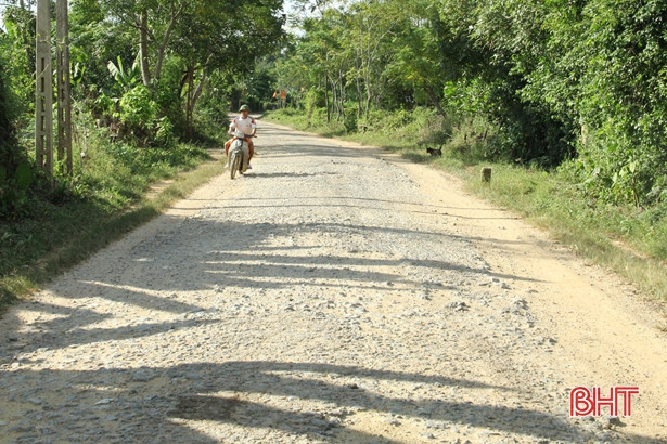 Vất vả vào Hương Thủy vì đường xuống cấp nghiêm trọng