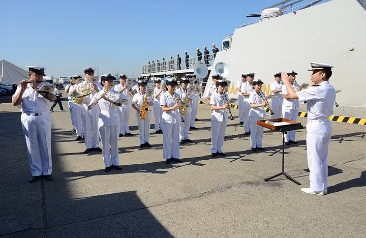 Chùm ảnh Tàu Hải quân Việt Nam được chào đón ở Osaka Nhật Bản