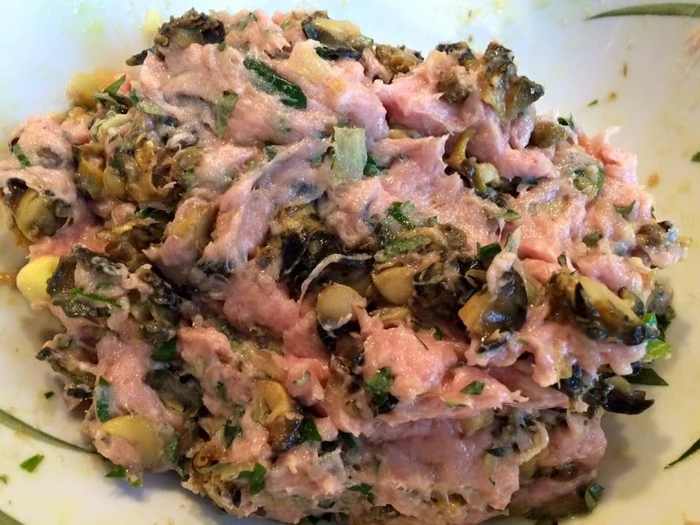 Chả ốc cuốn lá lốt thơm nức mũi, ngửi mùi từ xa đã phát thèm