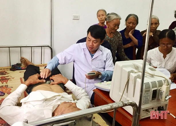 Hơn 600 người cao tuổi Thạch Hà được khám, tư vấn sức khỏe