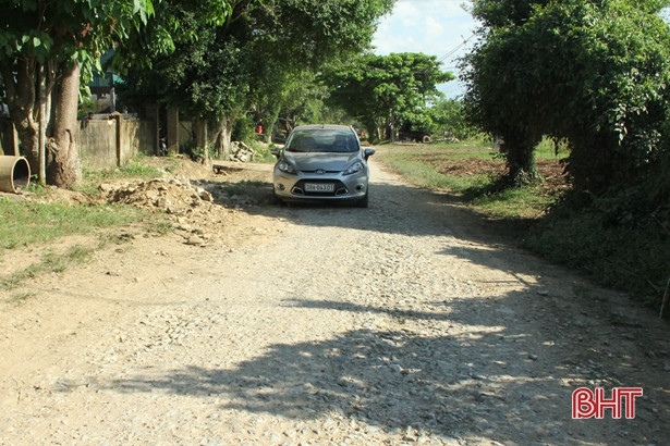 Vất vả vào Hương Thủy vì đường xuống cấp nghiêm trọng