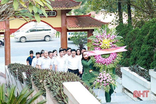 Phó Thủ tướng Vương Đình Huệ dâng hương tại Khu di tích Ngã ba Đồng Lộc