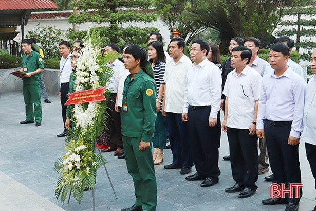 Phó Thủ tướng Vương Đình Huệ dâng hương tại Khu di tích Ngã ba Đồng Lộc