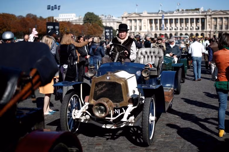 Diễu hành xe cổ kỷ niệm 120 năm triển lãm ôtô Paris