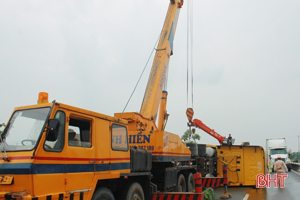 Xe đầu kéo mất lái, lật nhào xuống ruộng