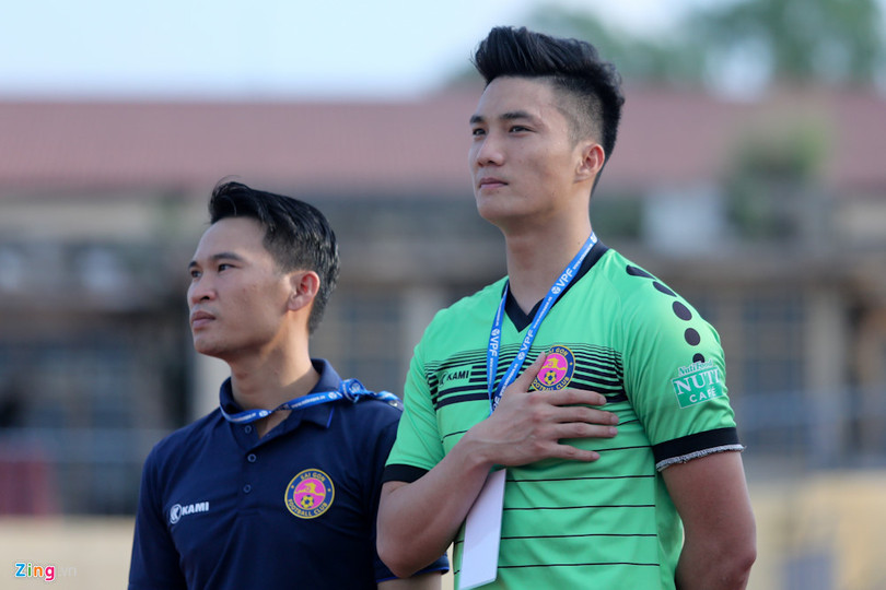 Thủ môn có lẽ là vị trí yếu nhất trong đội hình này. Nhưng HLV Park Hang-seo hẳn phải có lý do khi liên tục triệu tập Nguyễn Văn Hoàng. Cầu thủ trẻ người Nghệ An cũng rời xứ Nghệ thông qua lò đào tạo VSH. Anh góp mặt trong cả 2 kỳ tích lớn nhất tại U23 châu Á 2018 và ASIAD 18 dù chỉ với vai trò dự bị. Công Phượng, Phi Sơn và đội hình sao gốc Nghệ khuynh đảo V.League