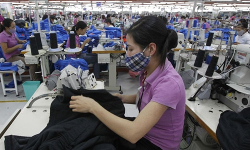 Công nhân trong một nhà máy may ở ngoại thành Hà Nội. Ảnh: Reuters World Bank dự báo Việt Nam tăng trưởng 6,8% năm nay
