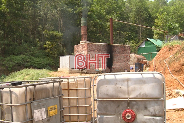 Cảnh sát Môi trường triệt phá cơ sở làm giả dầu nhớt cực lớn ở Hà Tĩnh