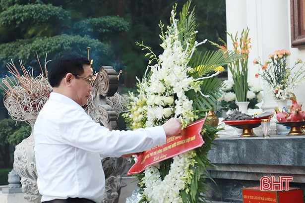 Phó Thủ tướng Vương Đình Huệ dâng hương tại Khu di tích Ngã ba Đồng Lộc